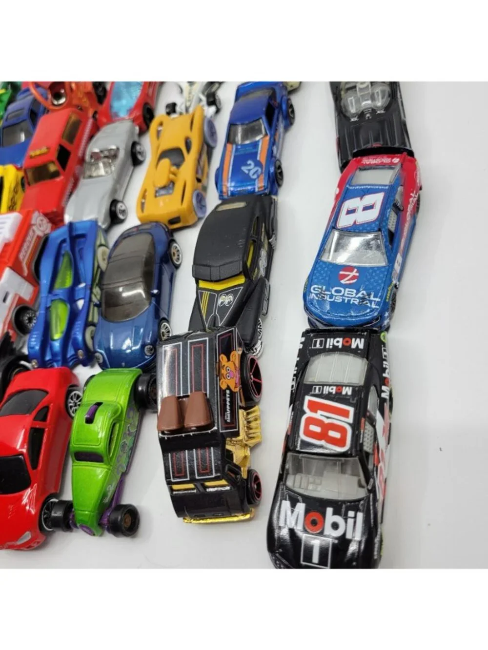 Huge Lot of 40 Vintage to Now Hot Wheels & Matchbox Diecast 1:64 Cars - HW015